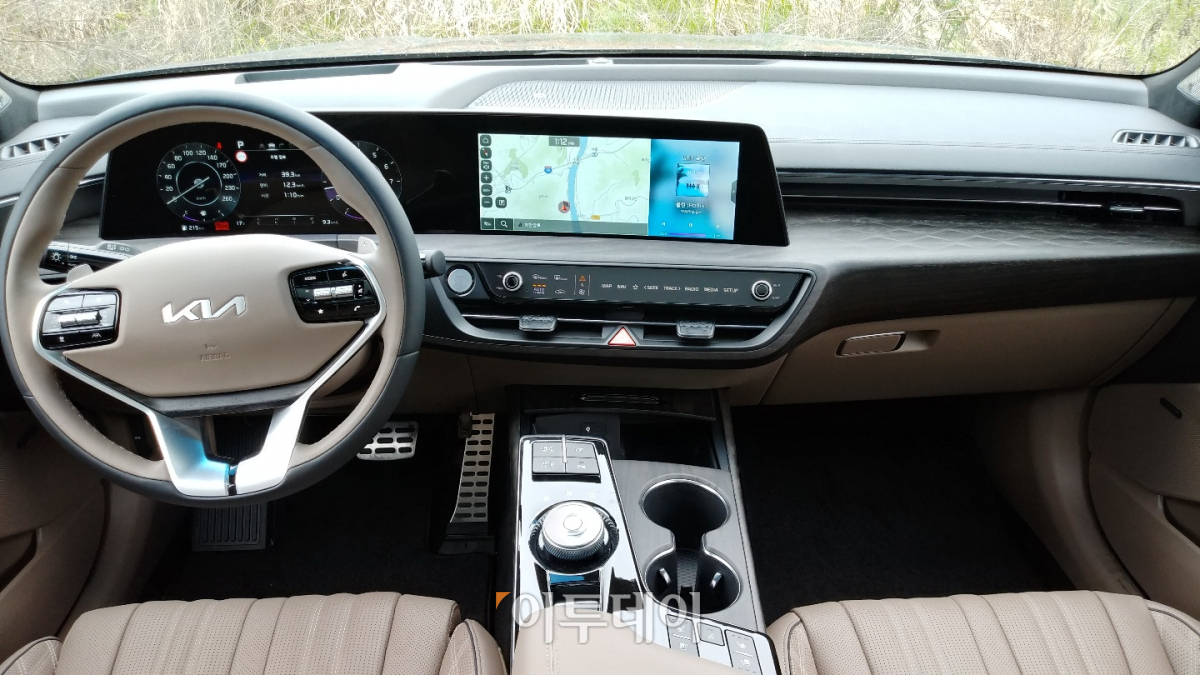 ▲속도가 붙어도 실내는 고요하다. 고속에서는 ‘메리디안 프리미엄 사운드’ 시스템이 진가를 발휘한다.  (유창욱 기자 woogi@)