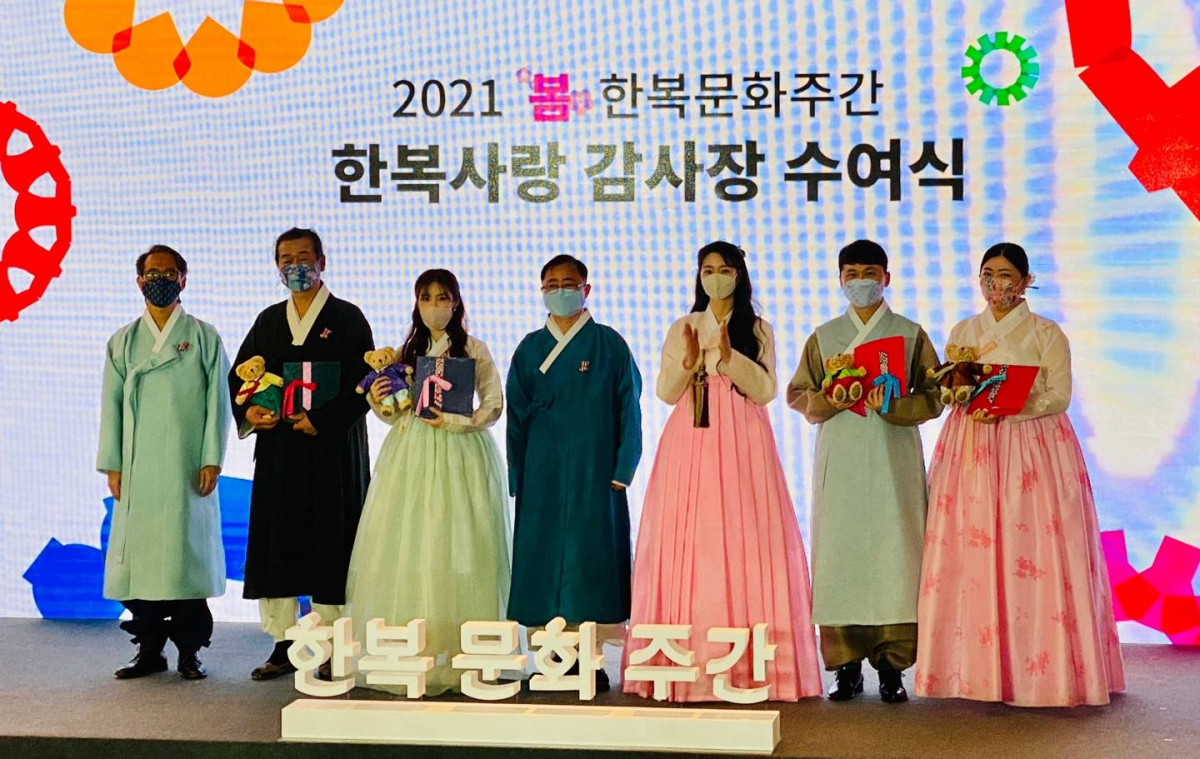 ▲한복사랑 감사장 수여식에 참석한 관계자들의 모습 (사진제공=라이엇 게임즈)