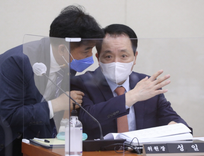 ▲12일 서울 여의도 국회에서 열린 정무위원회 법안심사제2소위원회에서 성일종 소위원장(오른쪽)과 더불어민주당 김병욱 의원이 대화하고 있다.  (연합뉴스)