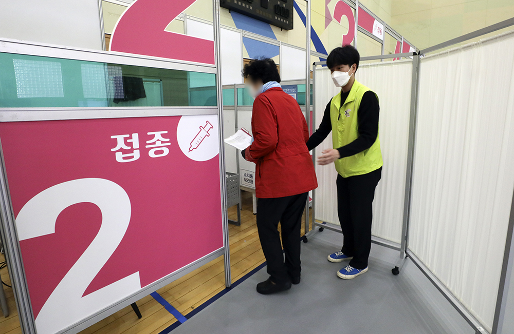 ▲13일 오전 서울 중구 충무스포츠센터에 마련된 중구 코로나19 예방접종센터에서 어르신이 코로나19 백신 접종을 위해 이동하고 있다.  (뉴시스)