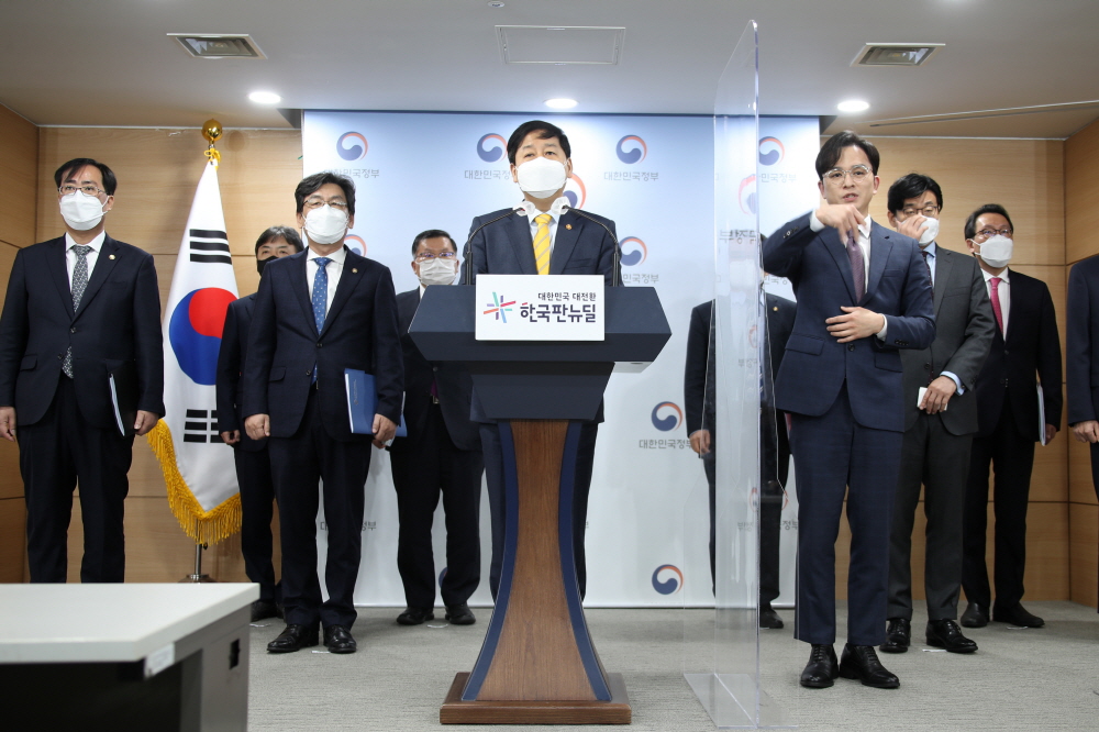 ▲구윤철 국무조정실장이 13일 오전 정부서울청사에서 일본 정부가 후쿠시마 제1원전사고로 발생한 방사성 물질 오염수를 바다에 배출하기로 한 것과 관련해 긴급 관계차관회의를 마친 후 정부 대책을 발표하고 있다. (연합뉴스)