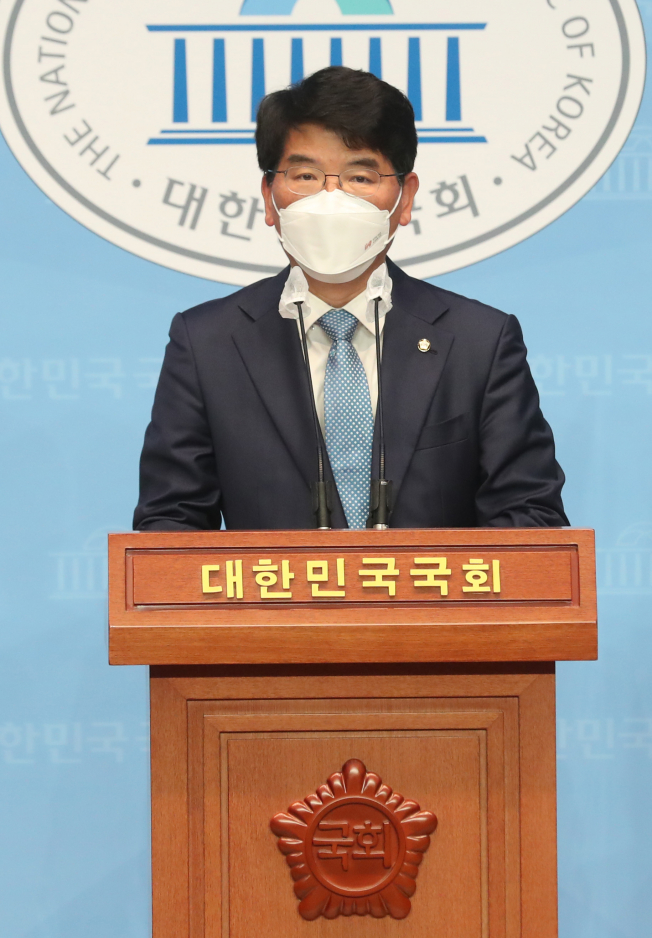 ▲원내대표 경선에 출마한 더불어민주당 박완주 의원이 12일 서울 여의도 국회 소통관에서 기자회견을 하고 있다. (연합뉴스)