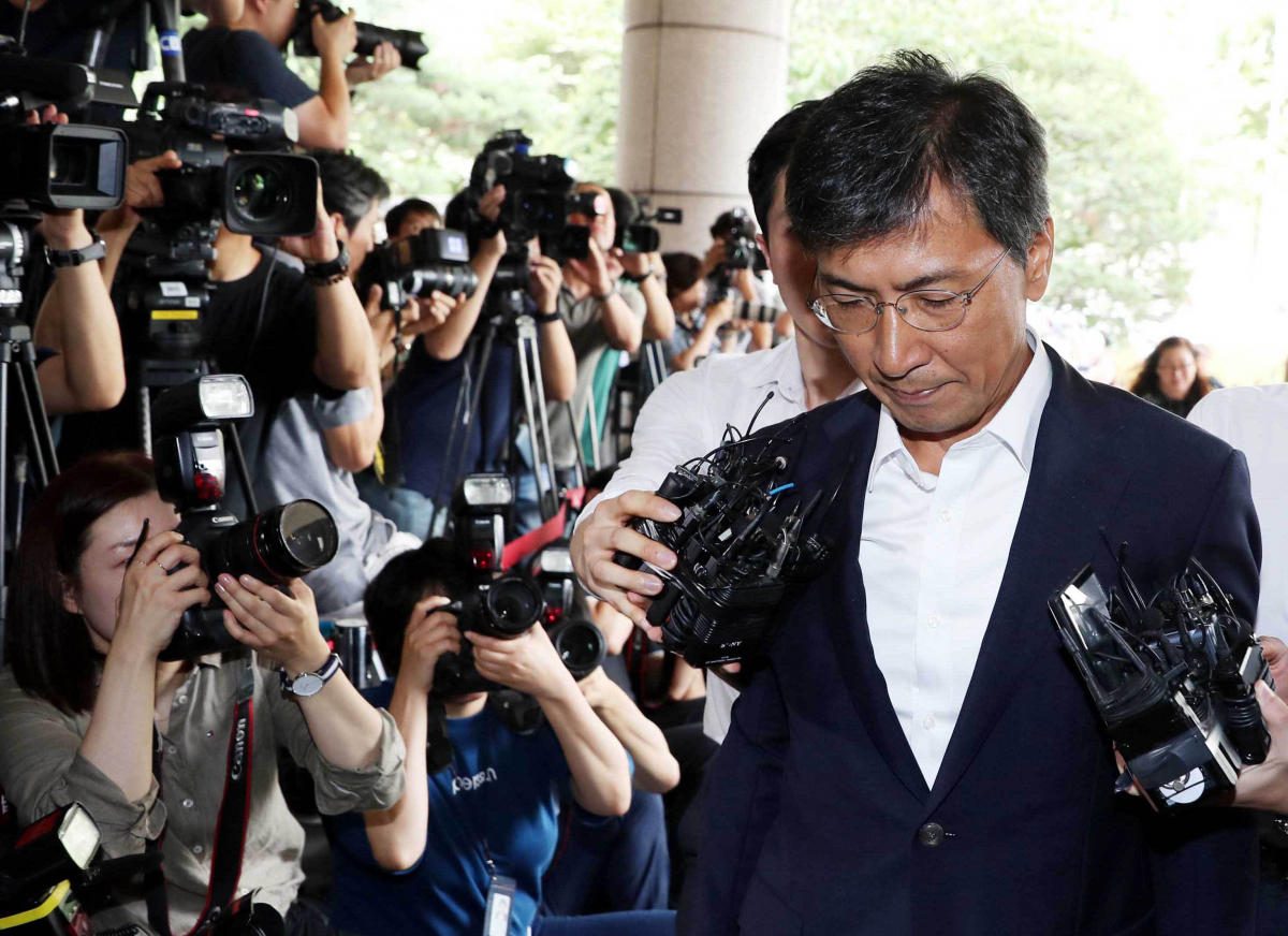 ▲안희정 전 충남지사는 2019년 2월 2심에서 성범죄 혐의 유죄를 선고받아 3년 6개월의 실형을 받고 법정 구속됐다. 사진은 2018년 8월 14일 오전 서울 마포구 서부지방법원에서 열린 1심 선고에 출석할 당시다. (뉴시스)