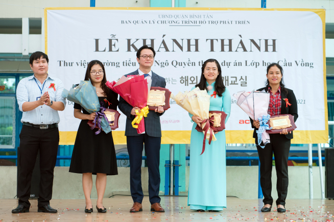 ▲지난 9일 베트남 호치민 응오꾸옌 초등학교에서 KB증권 베트남 대표, 빈탄구 인민위원회 부서기, 응오꾸옌 초등학교장 및 관계자와 함께 무지개교실 개관식에 참여해 기념촬영을 하고 있다(사진=KB증권)