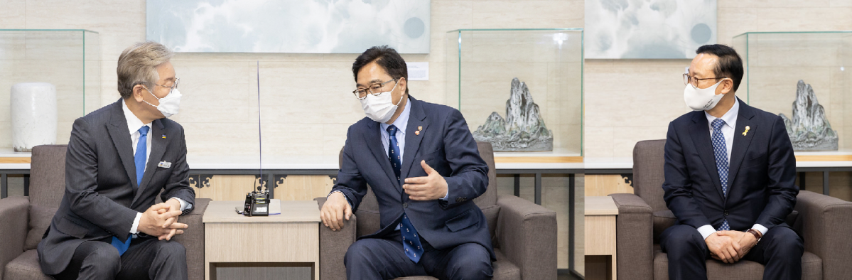 ▲13일 이재명 경기지사가 경기도청 접견실에서 우원식ㆍ홍영표 더불어민주당 의원과 접견했다. (연합뉴스)