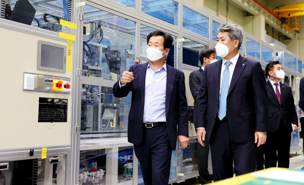 ▲윤종원 IBK기업은행장이 13일 디스플레이 제조업체 에스에이티에 방문해 애로사항을 청취하고 있다.  (사진제공=IBK기업은행)