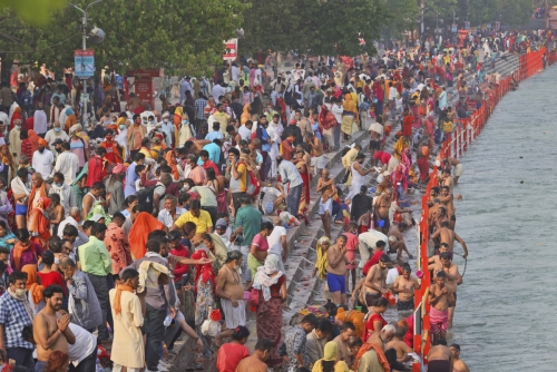 ▲12일(현지시간) 인도 우타라칸드주 하리드와르 갠지스강에 사람들이 몰려 들었다. 하리드와르/AP연합뉴스
