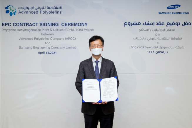 ▲삼성엔지니어링 최성안 사장이 계약서를 들고 기념촬영을 하고 있다. (사진제공=삼성엔지니어링)