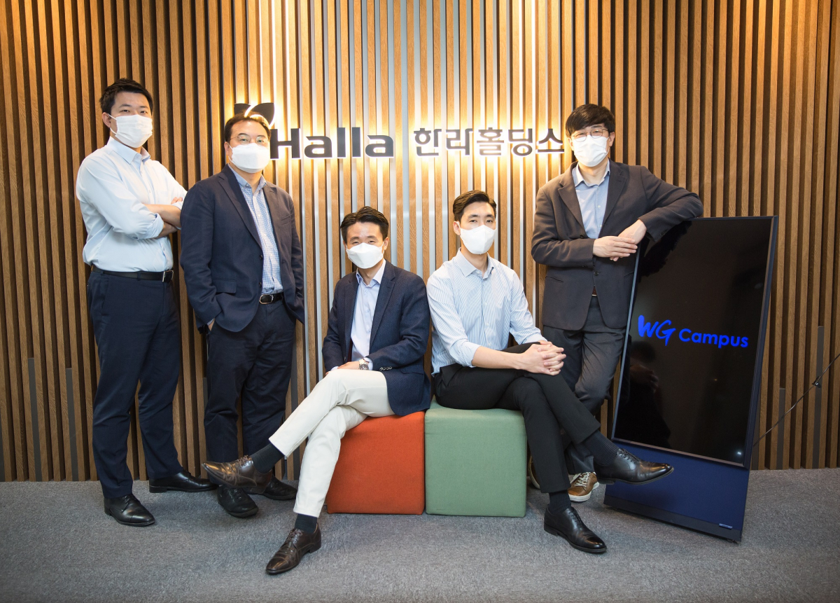 ▲한라홀딩스 WG캠퍼스 직원들이 스마트 오피스로 리뉴얼한 사무실에서 기념 촬영을 하고 있다. 우측 첫번째가 강정우 상무.  (사진제공=한라그룹)