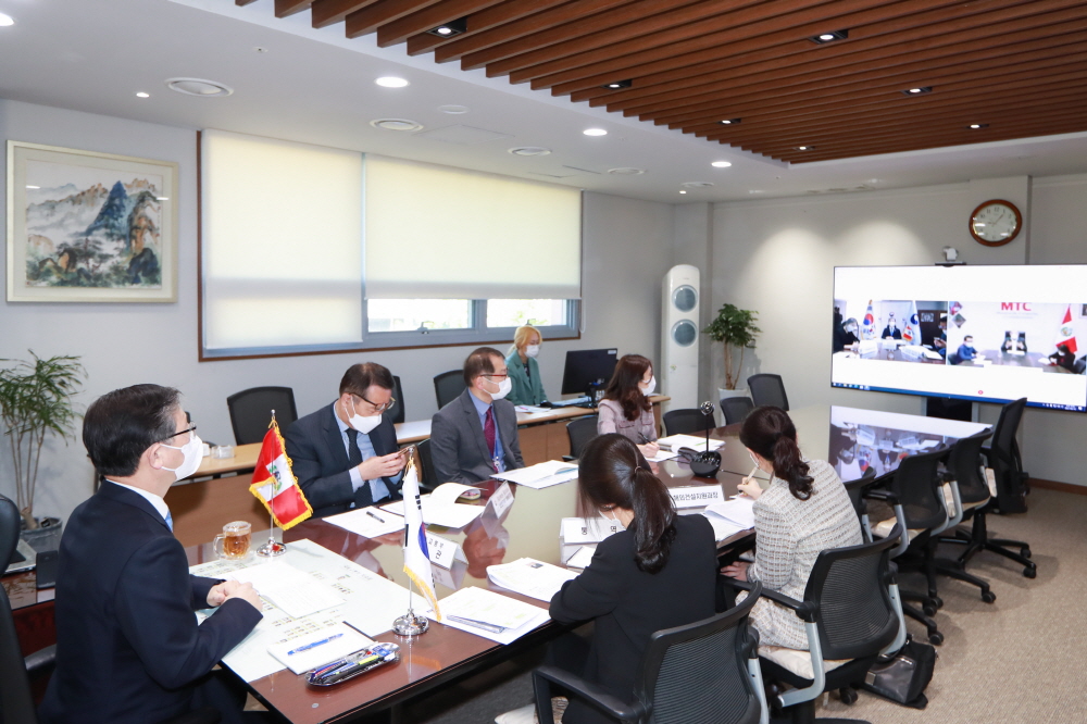 ▲변창흠 국토교통부 장관이 14일 에두아르도 곤잘레스 차베스(Eduardo Gonzales Chávez) 페루 교통통신부 장관과 화상면담을 하고 있다. (사진제공=국토교통부)
