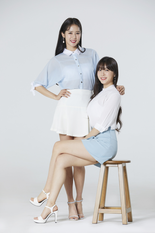 ▲유록스 광고모델 치어리더 박기량 씨(왼쪽)와, 안지현 씨 (사진=롯데정밀화학)