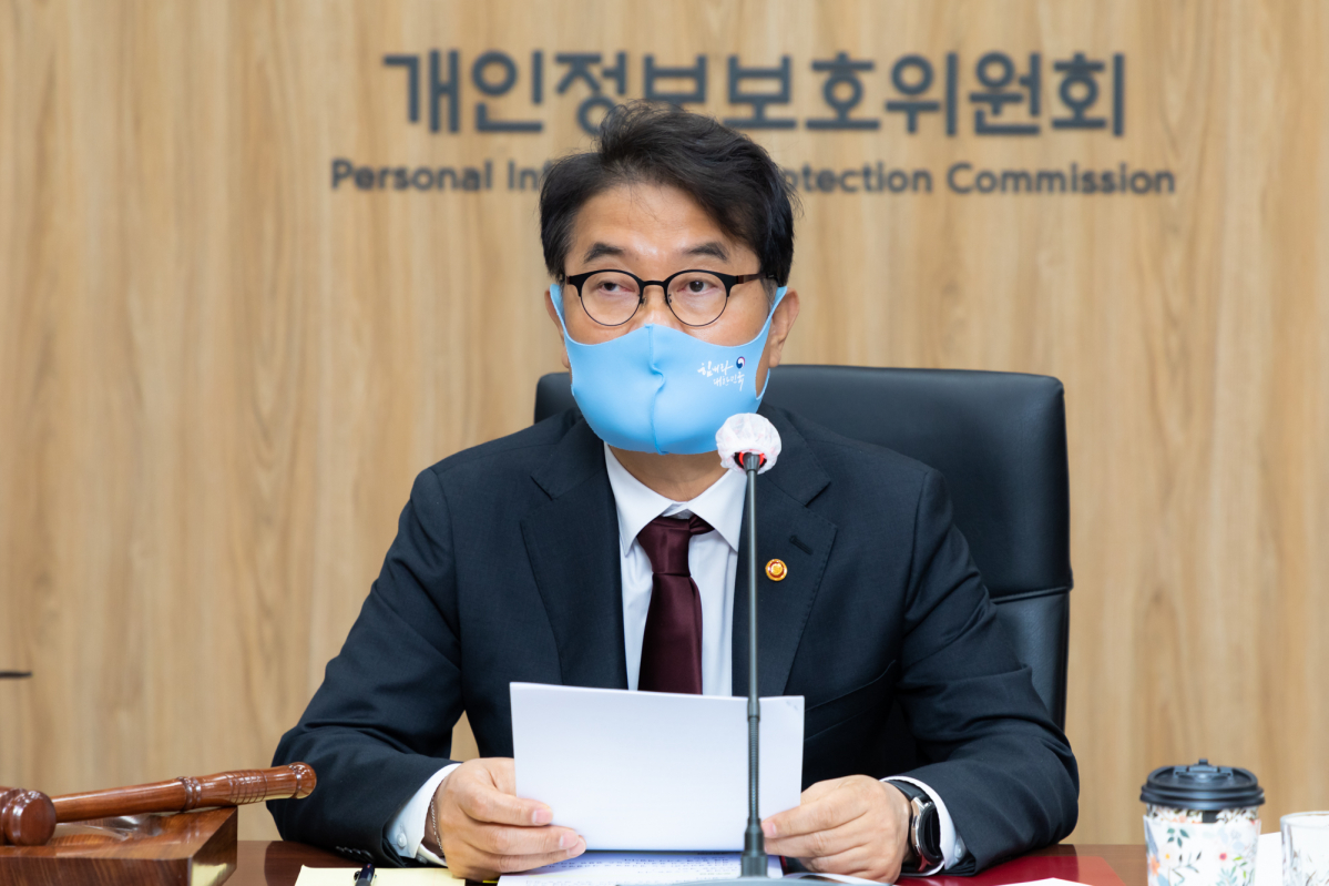 ▲윤종인 개인정보보호위원회 위원장이 4월 14일 오전 서울 종로구에 위치한 정부서울청사 4층 대회의실에서 개최된 제6회 전체회의를 주재하고 있다. (사진제공=개인정보보호위원회)