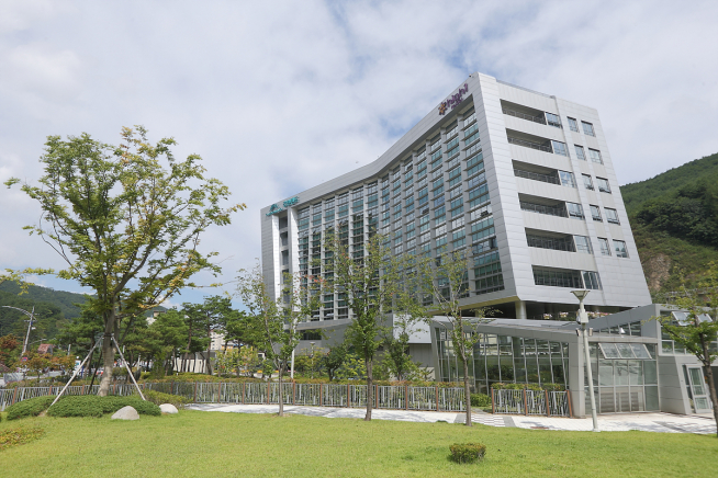 ▲강원랜드 복지재단이 폐광지역 저소득 가구 학생들의 비대면 교육환경 개선 및 정보이용능력 향상을 위해 실시하는 ‘2021년 청소년 컴퓨터 지원사업’의 접수를 오는 26일까지 받는다. (자료 = 강원랜드 복지재단)