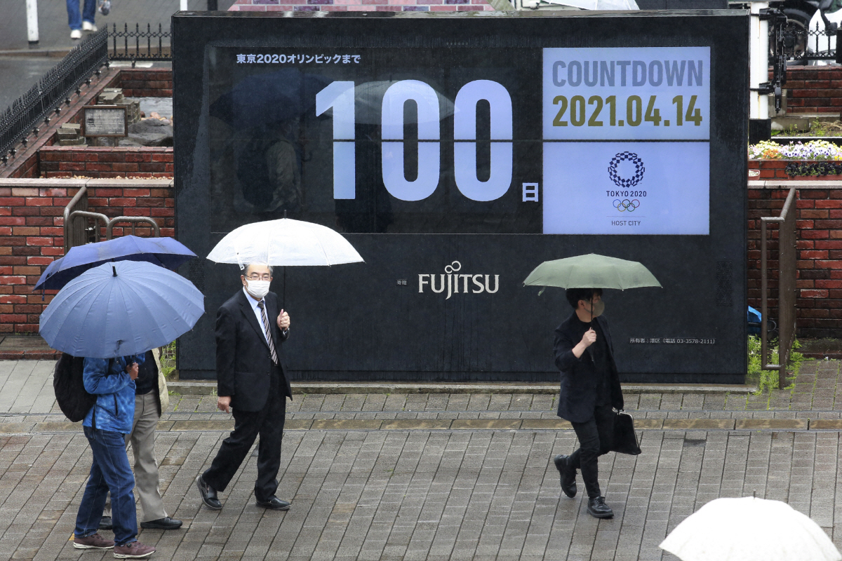 ▲ 일본 도쿄 시내에서 14일 도쿄하계올림픽이 100일 앞으로 다가왔음을 알리는 시계 앞으로 시민들이 지나고 있다. 도쿄/AP연합뉴스