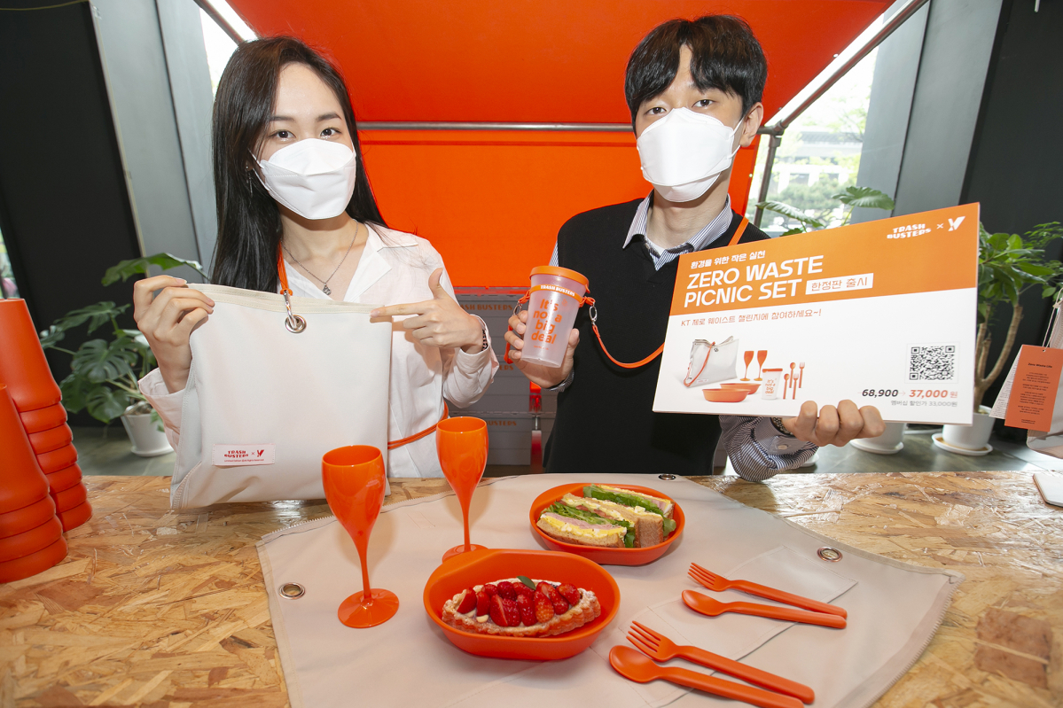 ▲KT 관계자들이 ‘제로 웨이스트 피크닉 세트’를 홍보하고 있다. (사진제공=KT)