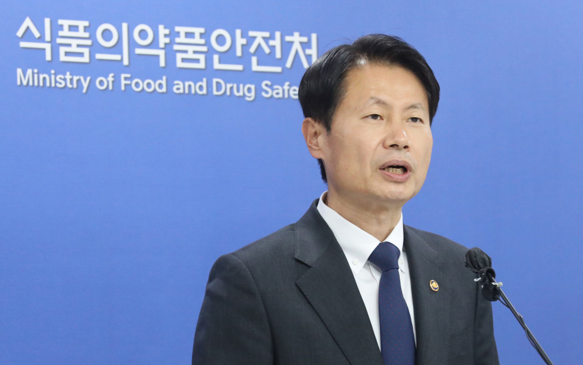 ▲김강립 식품의약품안전처장이 4월 7일 오후 충북 청주 식약처에서 한국얀센의 코로나19 백신 ‘얀센주’에 대해 임상시험 최종결과보고서 등을 제출하는 조건으로 품목허가를 결정했다고 밝히고 있다. (뉴시스)