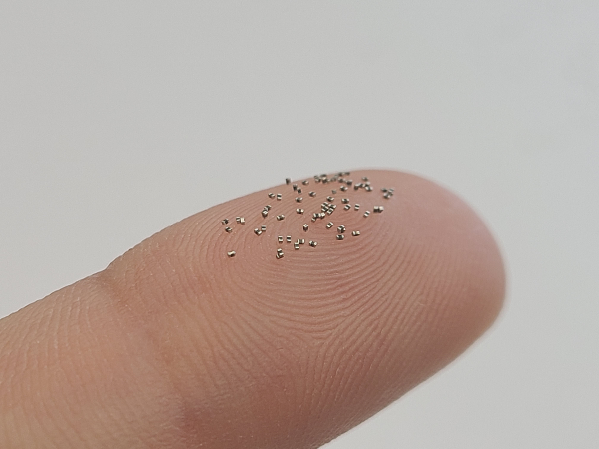 ▲삼성전기가 세계 최초로 0402크기(가로0.4mm, 세로0.2mm)에서 최대 용량과 최대 전압을 구현하는 MLCC를 개발했다. (사진제공=삼성전기)