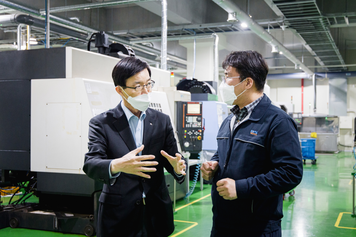 ▲방문규 수은 행장(사진 왼쪽)이 국가전략산업인 반도체 산업분야에 대한 금융지원과 소통 강화를 위해 14일 오후 경기도 이천시에 있는 반도체 소재기업 디에스테크노를 방문했다. 사진 오른쪽은 정연웅 디에스테크노 본부장. 

 (사진제공= 수출입은행)