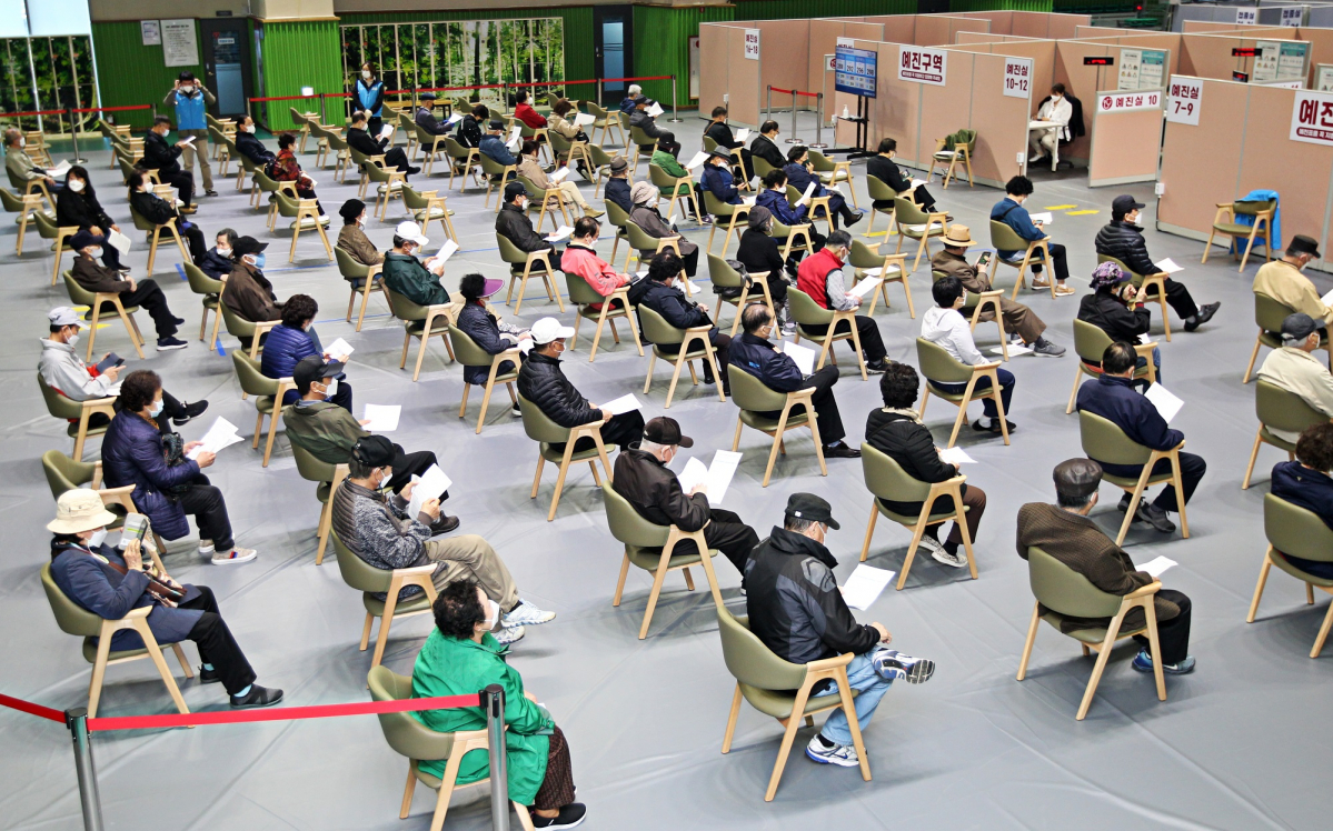 ▲14일 서울시 동작구 사당종합체육관에 마련된 동작구 코로나19 접종센터에서 75세 이상 일반 어르신들이 화이자 백신 접종을 받기 위해 예진실 앞에서 대기하고 있다. (사진=동작구 제공) (뉴시스)