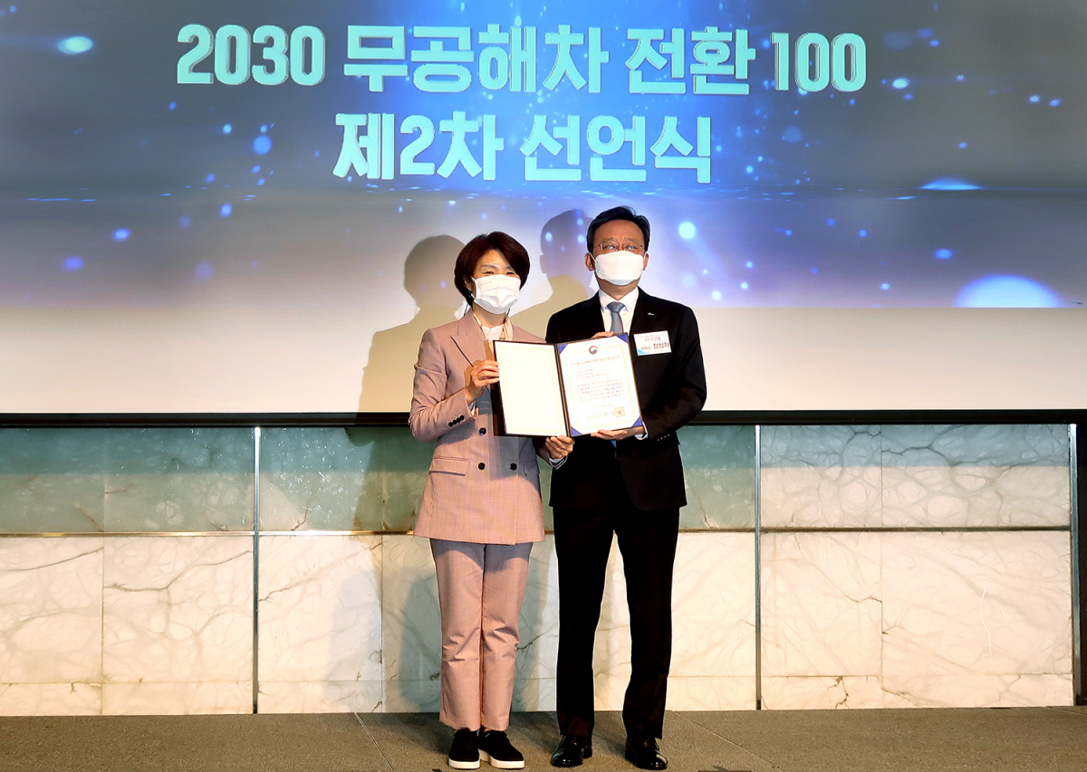 ▲지난 14일 서울시 중구 더 플라자호텔에서 열린 ‘한국형 2030 무공해차 전환 100’ 선언식에서 신한은행 정상혁 부행장(오른쪽)과 한정애 환경부 장관이 기념 촬영을 하는 모습. (사진제공=신한은행)