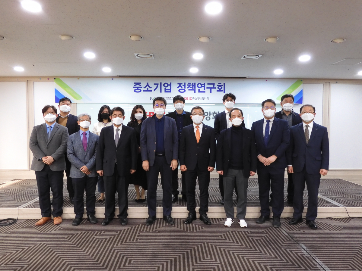▲중소기업연구원(중기연)과 중소기업중앙회(중기중앙회)는 15일 ‘중소제조업 활성화를 위한 정책연구회’를 개최했다. 왼쪽부터 토론회에 참석한 고려대 안준모 교수, Kbiz중소기업연구소 배호영 박사, 한국노동연구원 이승렬 선임연구위원, Kbiz중소기업연구소 김은하 박사, 서강대 임채운 교수, 중기연 최수정 연구조정실장, 중기연 이동주 원장직무대행, 명지대 송재일 교수, 중기중앙회 서승원 상근부회장, Kbiz중소기업연구소 최영재 대리, 경기대학교 김한수 교수, 중기연 노민선 미래전략연구단장, Kbiz중소기업연구소 양찬회 소장, 중기중앙회 강형덕 제조혁신실장.  (사진제공=중소기업연구원)