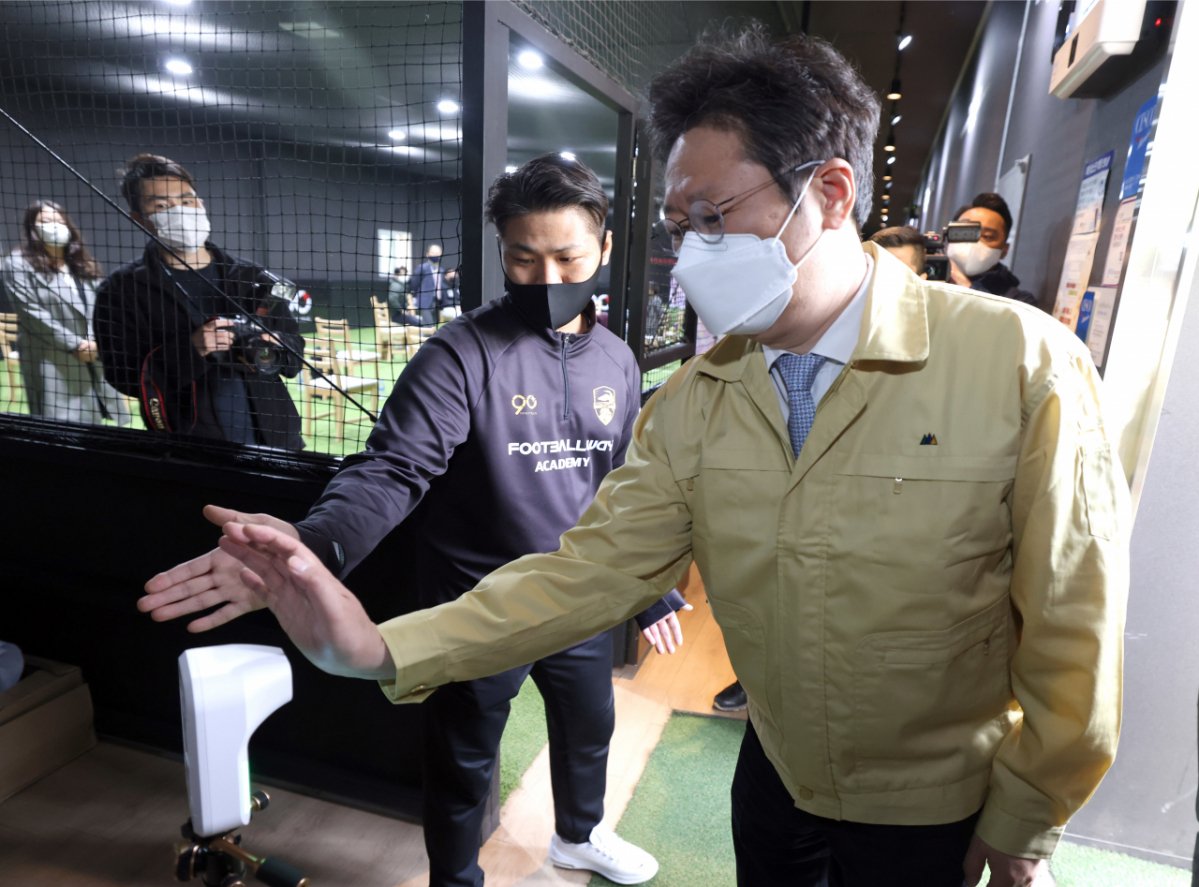 ▲황희 문체부 장관이 15일 서울 성동구 실내축구장 '풋볼웨이 아카데미'에서 열린 실내체육시설업계 대표들과 간담회에 앞서 방역점검을 하고 있다. (사진=문화체육관광부)