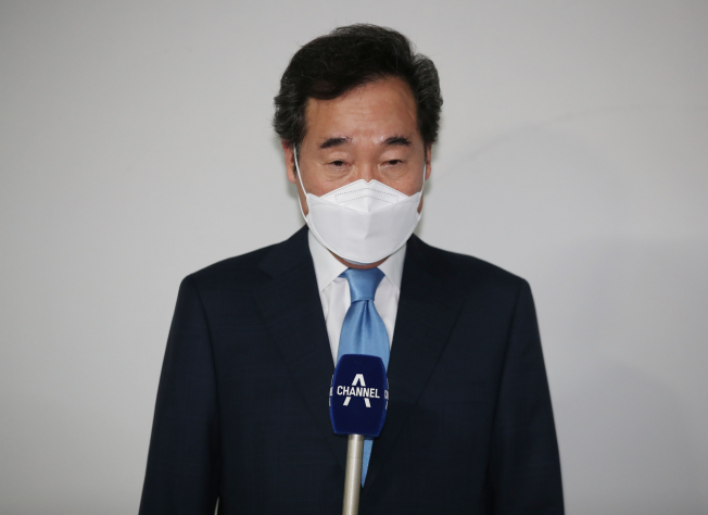 ▲코로나19 자가격리에서 해제된 더불어민주당 이낙연 전 대표가 15일 오후 서울 종로구 경희궁자이 아파트 단지 지하주차장에서 향후 행보에 대한 취재진 질문에 답하고 있다. (연합뉴스)