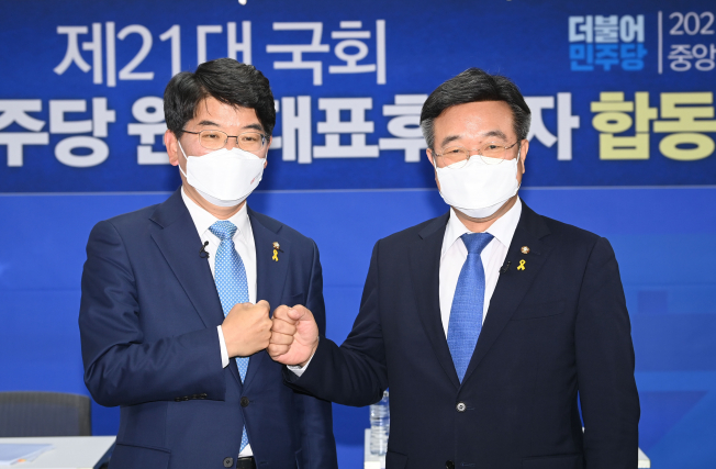 ▲더불어민주당 원내대표 경선에 출마한 윤호중 의원(오른쪽)과 박완주 의원이 15일 서울 여의도 중앙당사에서 열린 합동토론회에서 주먹인사를 나누고 있다. (연합뉴스)