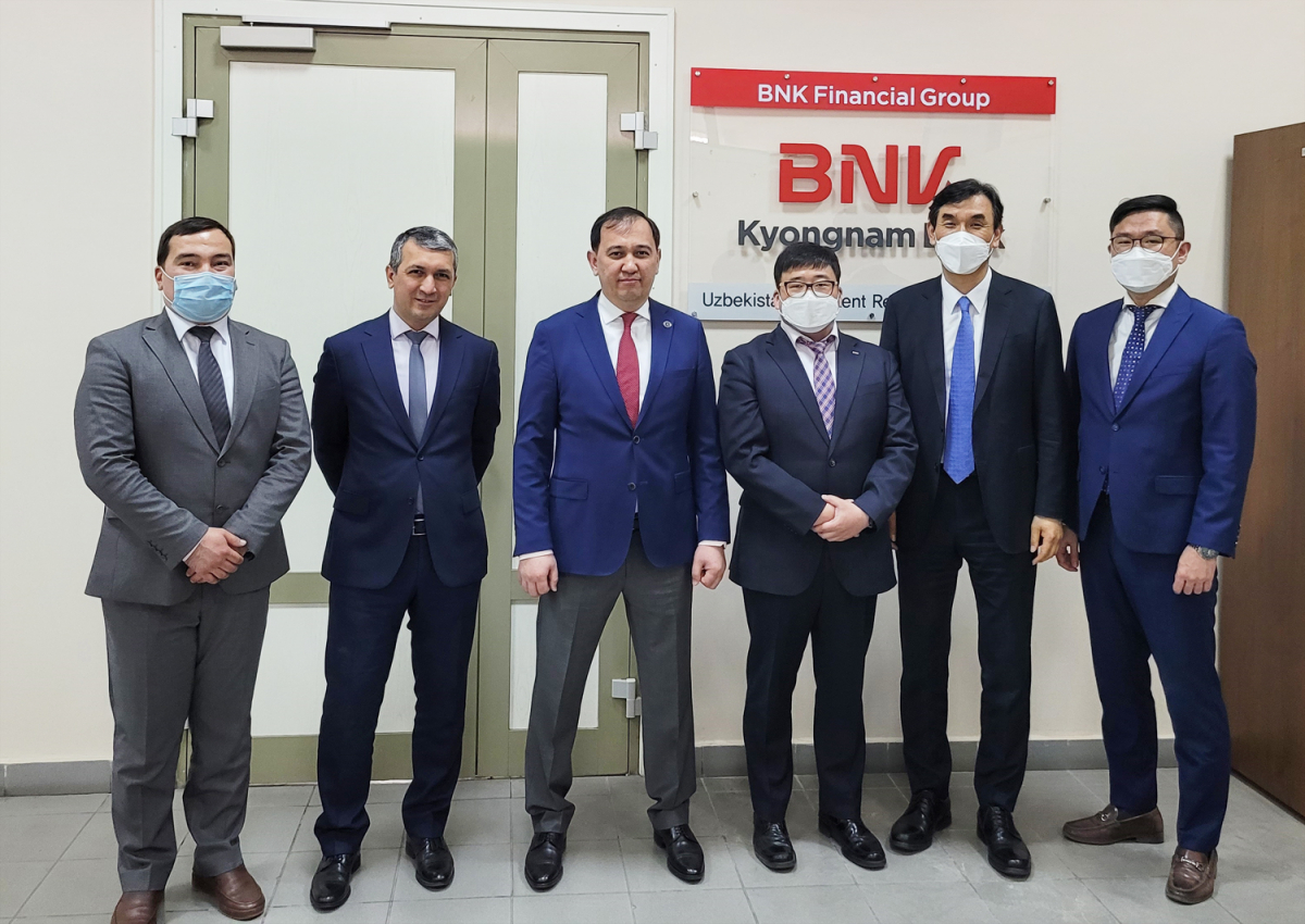 ▲BNK경남은행이 14일 우즈베키스탄 타슈켄트 해외사무소 개소식을 치르고 기념사진을 촬영하고 있다.  (사진제공=BNK경남은행)