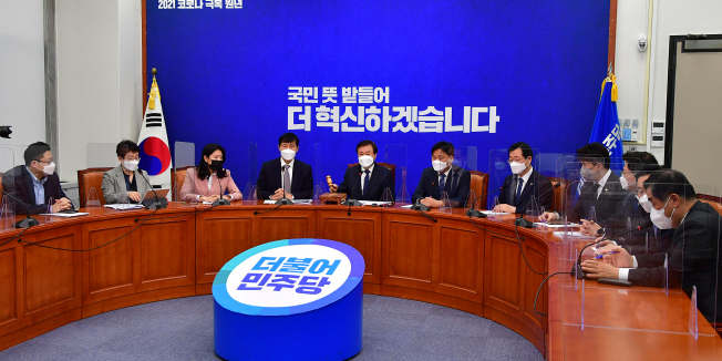 ▲더불어민주당 도종환 비상대책위원장이 12일 오전 국회에서 열린 비상대책위원회 회의에서 의사봉을 두드리고 있다. (연합뉴스)