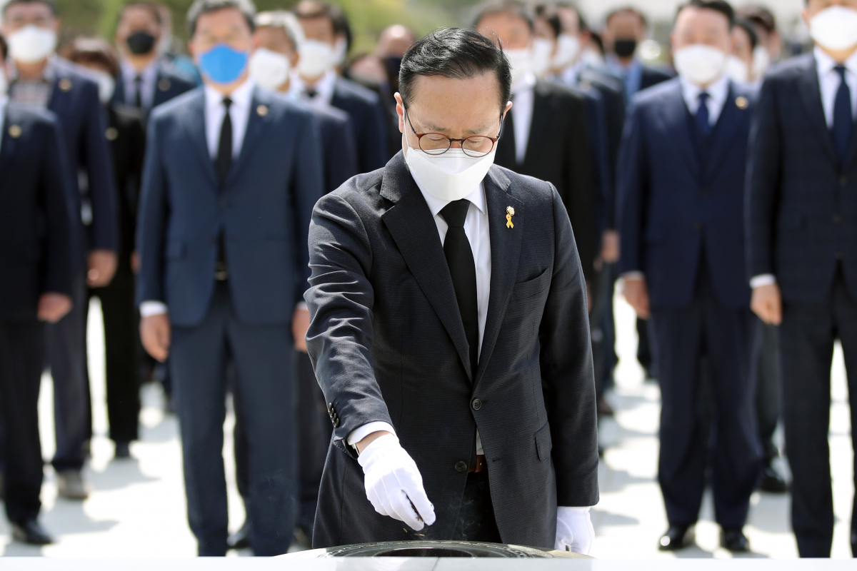 ▲더불어민주당 당대표 출마를 선언한 홍영표 의원이 15일 오전 광주 북구 국립 5·18 민주묘지를 참배하고 있다. (연합뉴스)