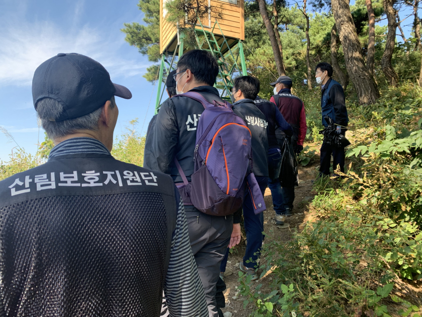 ▲산림특별사법경찰 등 사법인력이 산림 내 불법행위를 단속하고 있다. (사진제공=산림청)