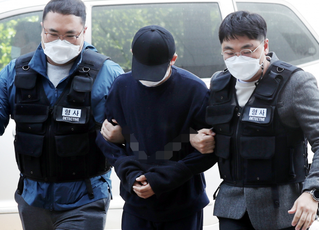 ▲인천의 한 모텔에서 생후 2개월 된 딸을 학대한 혐의를 받는 A씨가 15일 구속 전 피의자 심문(영장실질심사)을 받기 위해 인천지방법원으로 들어서고 있다. (연합뉴스)