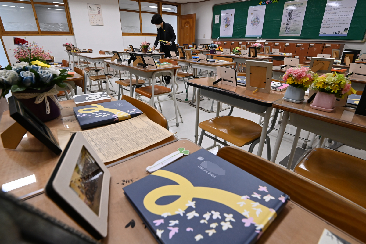 ▲세월호 참사 7주기를 하루 앞둔 15일 오전 경기도 안산시 단원구 4·16민주시민교육원 단원고 4·16기억교실에서 한 유가족이 교실을 살펴보고 있다. (뉴시스)