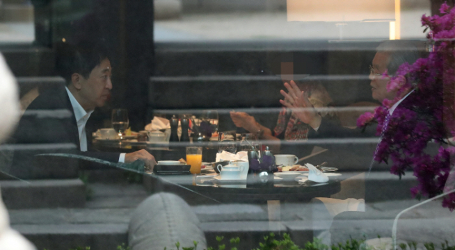 ▲김종인 전 국민의힘 비상대책위원장(오른쪽)과 무소속 금태섭 전 의원이 16일 서울 중구 한 호텔에서 조찬회동하고 있다. (국회사진기자단)