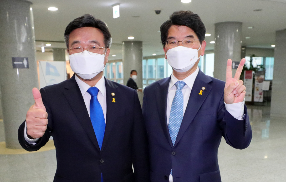 ▲더불어민주당 원내대표 경선에 출마한 윤호중 의원과 박완주 의원이 16일 국회 의원회관에서 열린 원내대표 선출을 위한 의원총회에 나란히 참석하고 있다.  (연합뉴스)