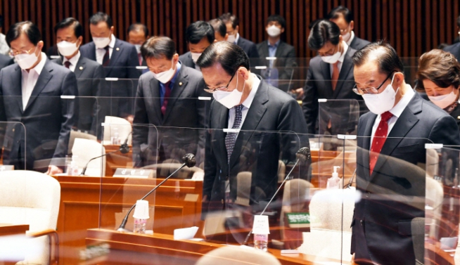 ▲국민의힘 주호영 당대표 권한대행과 이종배 정책위의장 등이 16일 국회에서 열린 의원총회에서 순국선열과 세월호 희생자에 대한 묵념을 하고 있다. (연합뉴스)