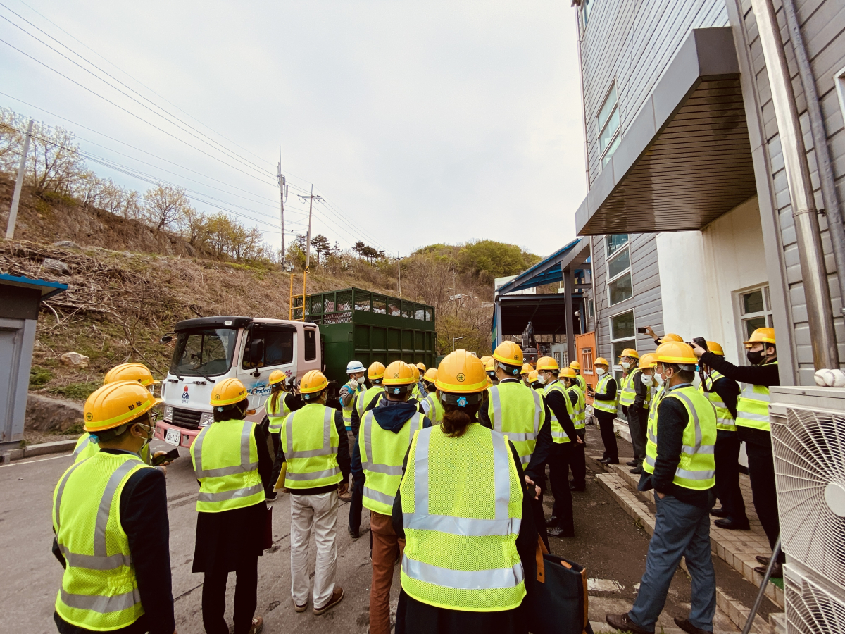 ▲한국시멘트협회 주최로 학계, 지방자치단체, 환경단체, 플라스틱 제조 관련업계 종사자 등으로 꾸려진 견학단이 강원도 삼척시 생활폐기물 연료화 전처리시설을 방문해 둘러보고 있다.  (사진제공=한국시멘트협회)