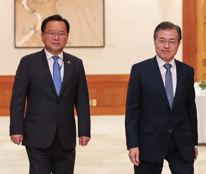 ▲<YONHAP PHOTO-3523> 문 대통령, 신임 국무총리에 김부겸 지명    (서울=연합뉴스) 문재인 대통령은 16일 신임 국무총리 후보로 김부겸 전 행정안전부 장관을 지명했다.     사진은 2018년 7월 경찰청장 임명식에 참석하는 문 대통령 김부겸 당시 행정안전부 장관. 2021.4.16 [연합뉴스 자료사진]    photo@yna.co.kr/2021-04-16 13:57:41/<저작권자 ⓒ 1980-2021 ㈜연합뉴스. 무단 전재 재배포 금지.>