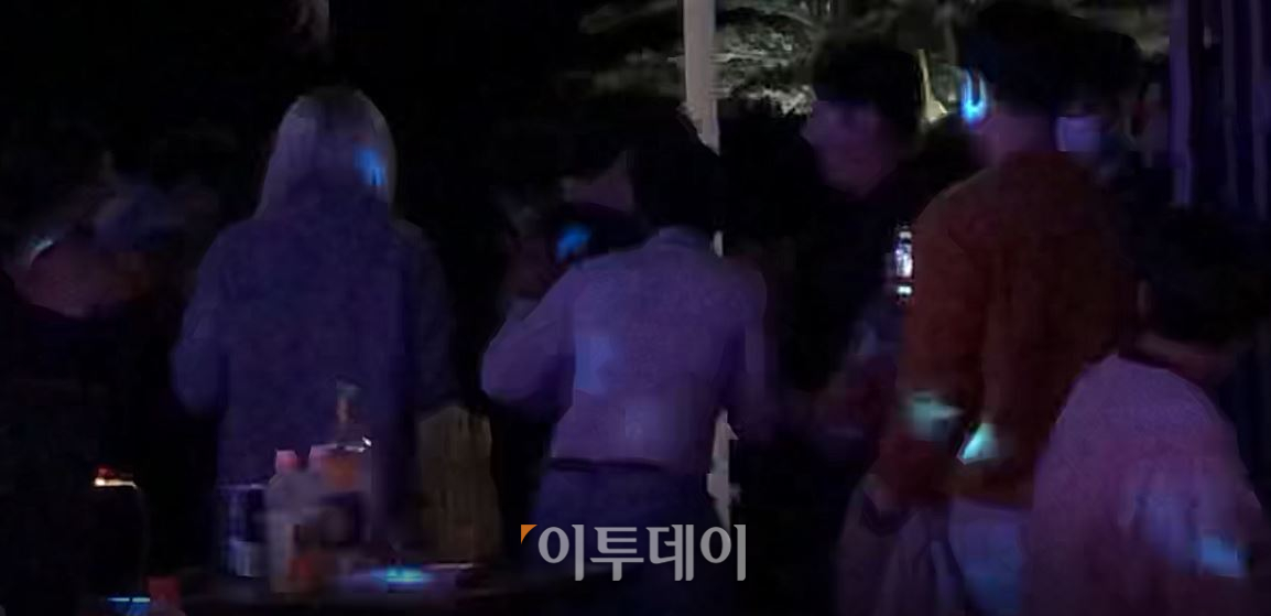 ▲11일 제주도 한 펍에서 외국인과 내국인 한데 모여 음악에 맞춰 춤을 추고 있다. (출처=독자제공)