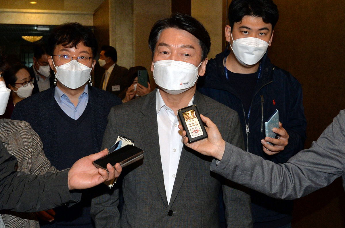 ▲안철수 국민의당 대표가 16일 오후 대구 수성구 그랜드호텔에서 열린 국민의당 대구시당 당원간담회를 마친 후 취재진의 질문에 답하고 있다.  (뉴시스)