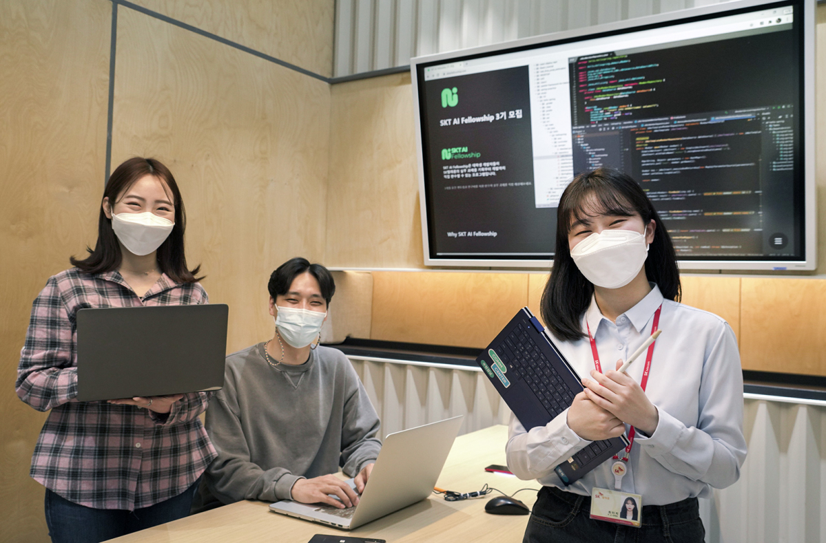 ▲SKT 관계자들이 ‘SKT AI 펠로우십(AI 펠로우십)’ 3기 모집을 홍보하고 있다. (사진제공=SKT)
