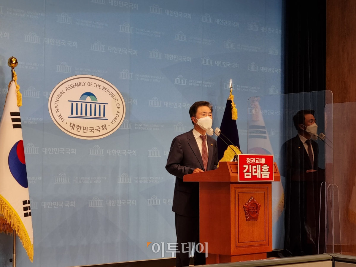 ▲김태흠 국민의힘 의원이 18일 오전 국회 소통관에서 원내대표 출마 선언을 하고 있다. (박준상 기자 jooooon@)