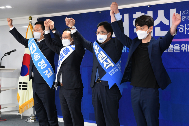 ▲더불어민주당 송영길(왼쪽부터), 홍영표, 우원식, 정한도 당대표 후보가 18일 오전 서울 여의도 중앙당사에서 열린 더불어민주당 당대표 후보자 선출을 위한 예비경선대회에서 손을 맞잡아 들고 인사하고 있다.  (연합뉴스)