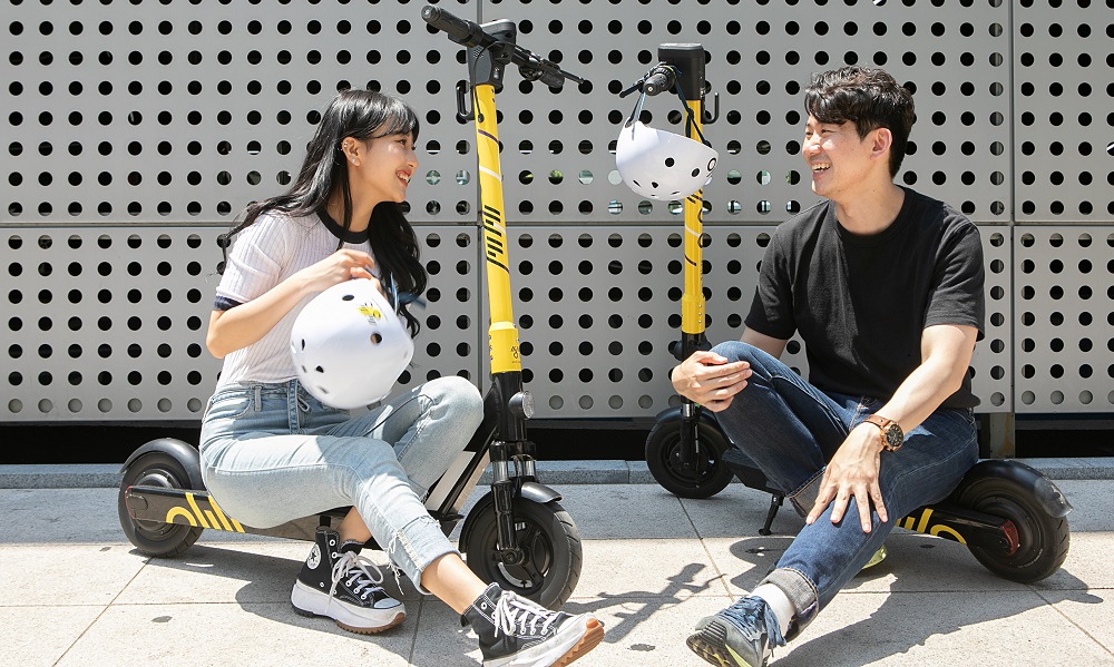 ▲씽씽 관계자들이 공유 전동킥보드를 홍보하고 있다. (사진제공=씽씽)