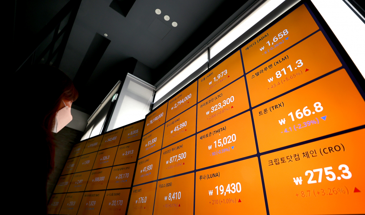 ▲국내 가상화폐 거래소 빗썸 강남센터 시세 전광판에 비트코인을 비롯한 가상화폐의 시세들이 표시되어 있다. (연합뉴스)