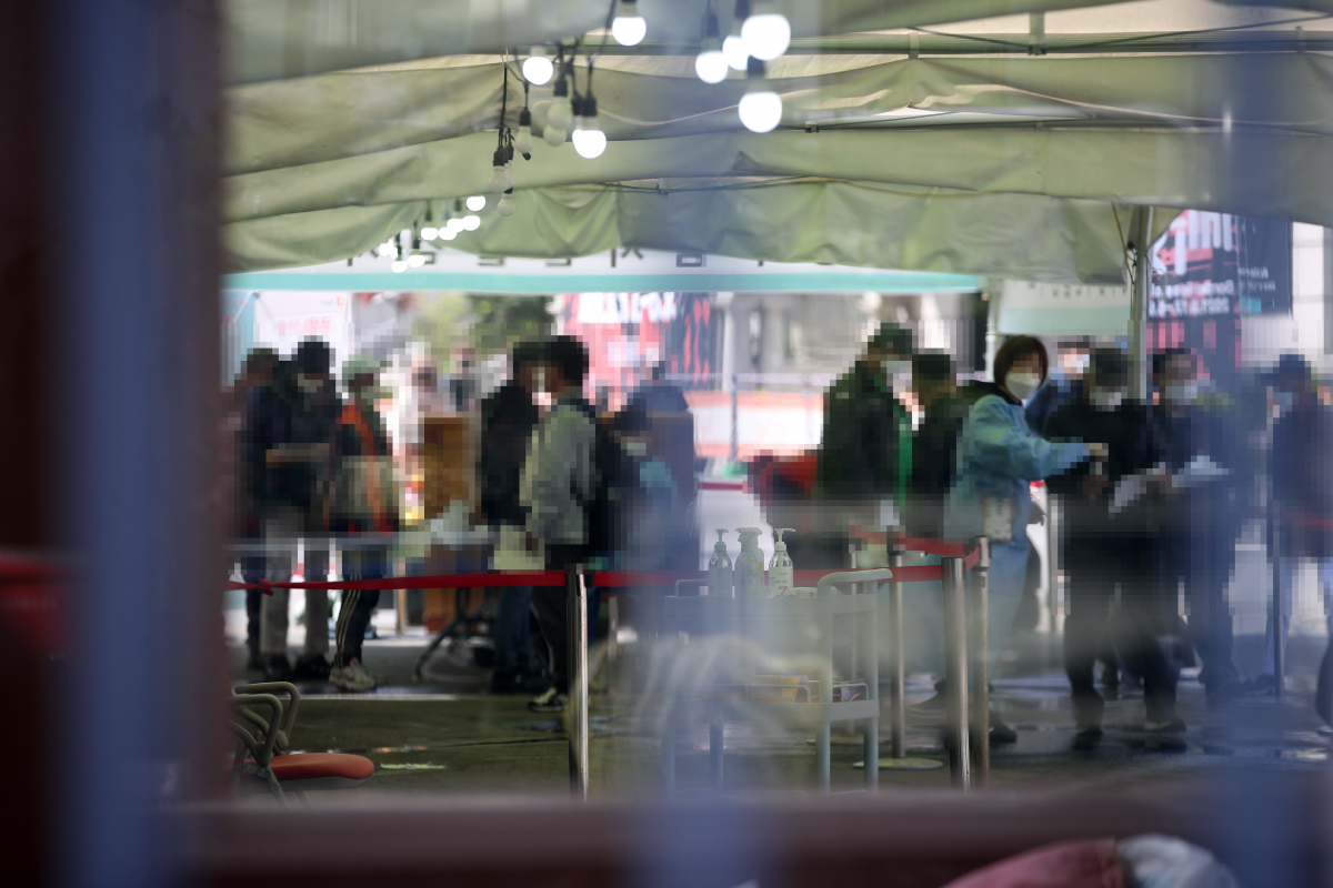 ▲18일 오전 서울역 광장에 마련된 중구 임시선별검사소에서 시민들이 신종 코로나바이러스 감염증(코로나19) 검사를 받기 위해 기다리고 있다. (연합뉴스)