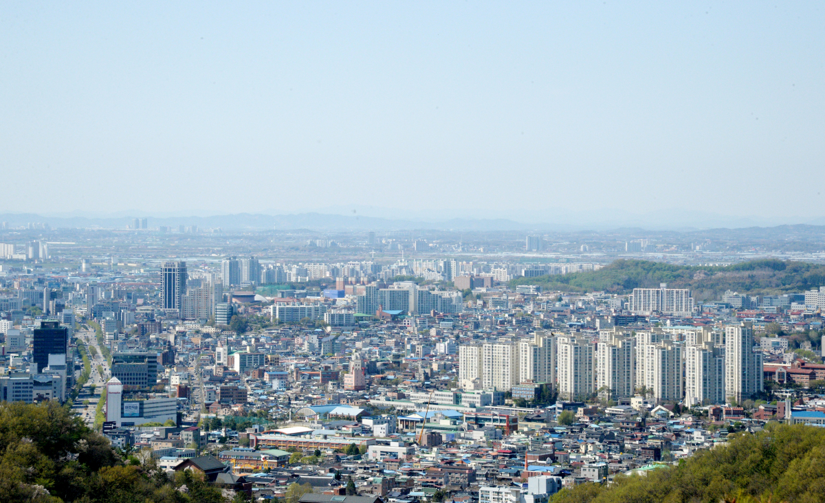 ▲전북 전주시 기린봉 치명자산에서 바라본 전주시 전경이 초미세먼지와 미세먼지 없이 푸른 하늘을 보이고 있다. (뉴시스)
