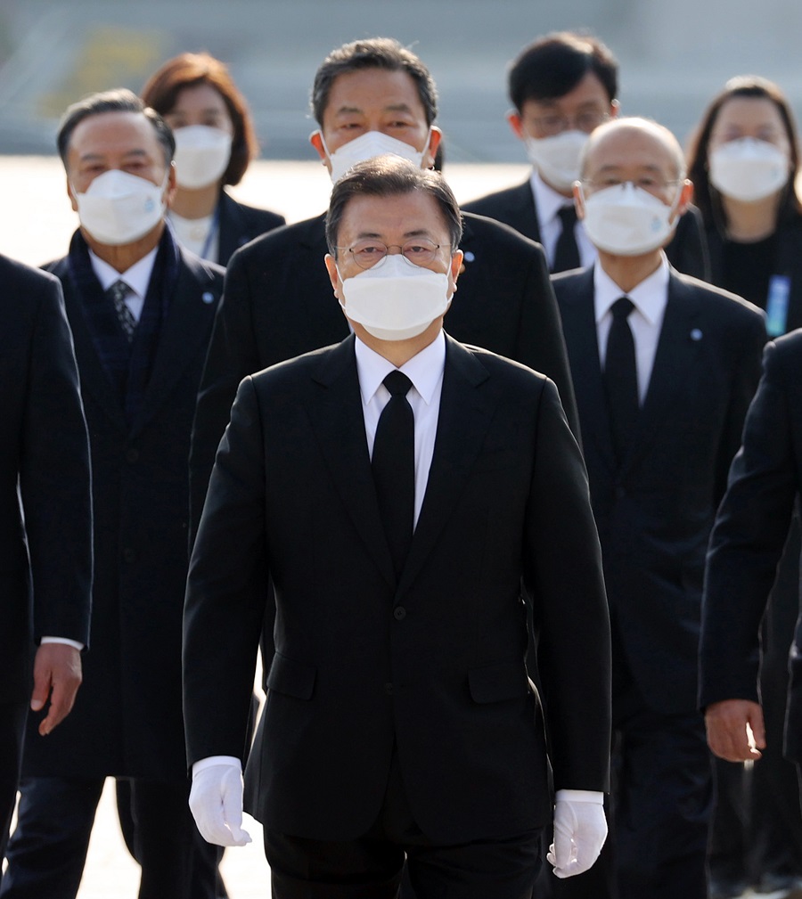 ▲<YONHAP PHOTO-2161> 국립 4.19 민주묘지 참배하는 문 대통령    (서울=연합뉴스) 이진욱 기자 = 문재인 대통령이 19일 오전 서울 강북구 국립 4.19 민주묘지에서 참배를 위해 기념탑으로 이동하고 있다. 2021.4.19    cityboy@yna.co.kr/2021-04-19 09:10:01/<저작권자 ⓒ 1980-2021 ㈜연합뉴스. 무단 전재 재배포 금지.>