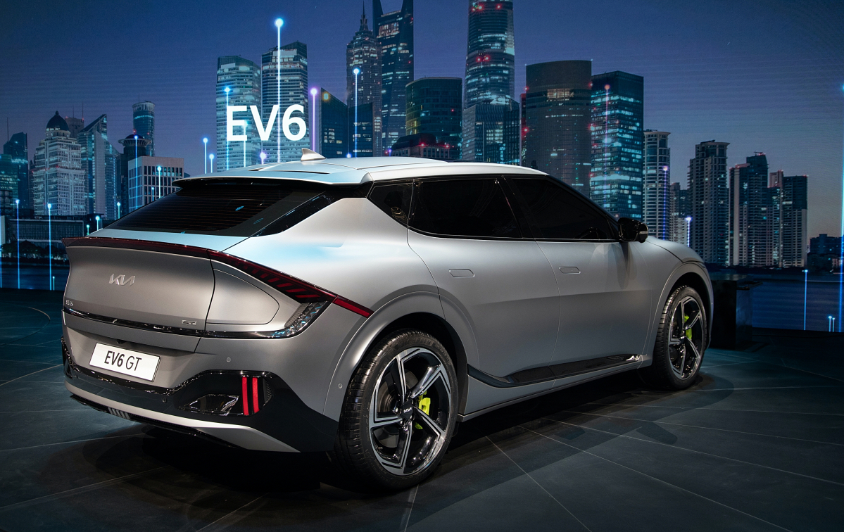 ▲기아는 19일(현지시간) 중국 상하이 컨벤션 센터에서 개막한 ‘2021 상하이 국제 모터쇼’에서 신규 로고 공개와 함께 새로운 전략을 발표하고 중국 시장을 공략할 신차를 선보였다. 사진은 중국에서 처음 공개된 기아 전용 전기차 ‘EV6’의 모습.  (사진제공=기아)